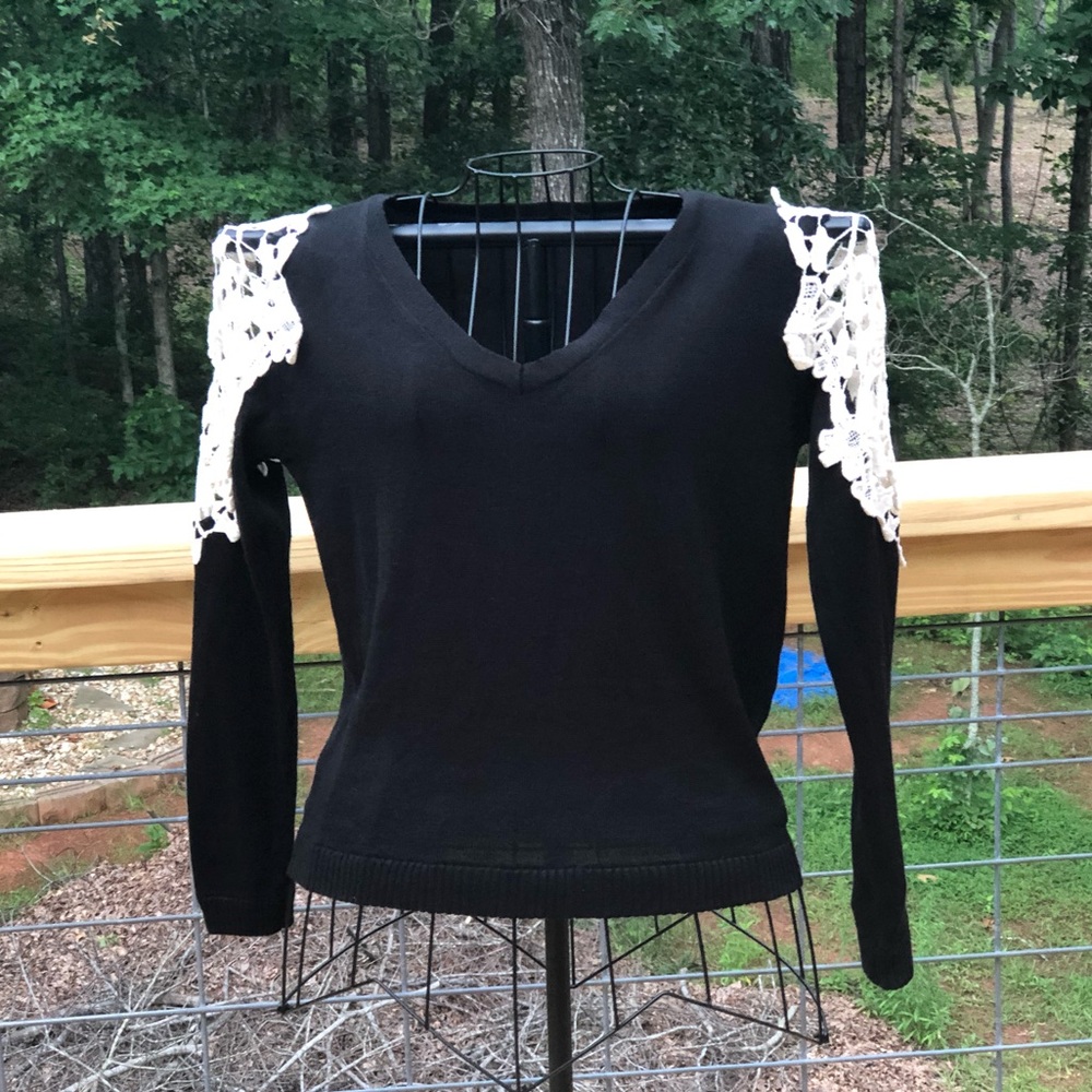 En Creme Lace Shoulder Sweater Size Large - Picture 3 of 7